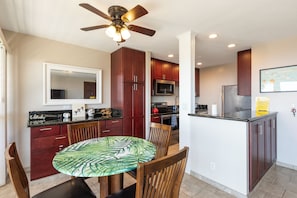 Dining - 🌴Beautiful condo located at higher elevations, Expansive Ocean Views🌴 (Holualoa)