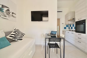 1 bedroom, WiFi - Two-room villa of approximately 40 m2 with small garden consisting of a double bedroom with double sofa bed and equipped kitchenette with oven, bathroom with shower, loggia equipped for outdoor dining. Sat TV, wi fi line and air conditioning (Costa Rei)