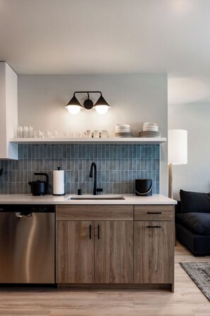 Espacio para trabajar con laptop, wifi gratis y ropa de cama