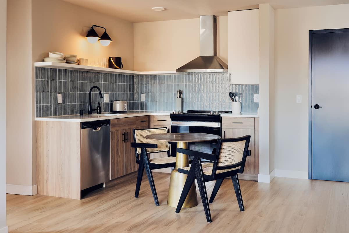 Habitación | Cocina privada | Frigorífico grande, microondas, horno y placa de cocina