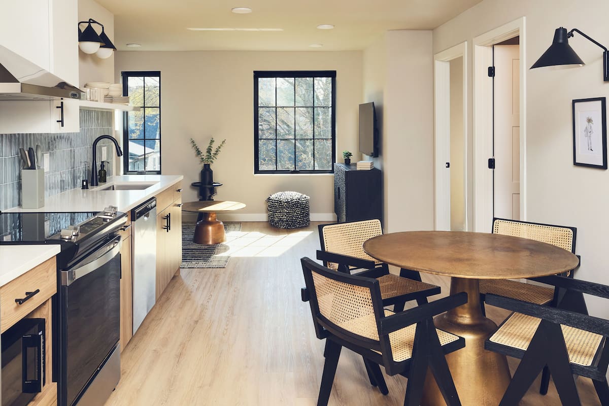 Two Bedroom Suite - Queen/Queen | Dining room