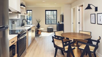 Two Bedroom Suite - Queen/Queen | Dining room