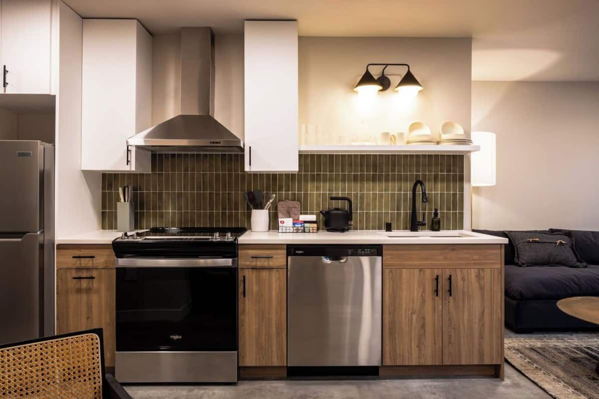 Full-sized fridge, microwave, oven, stovetop