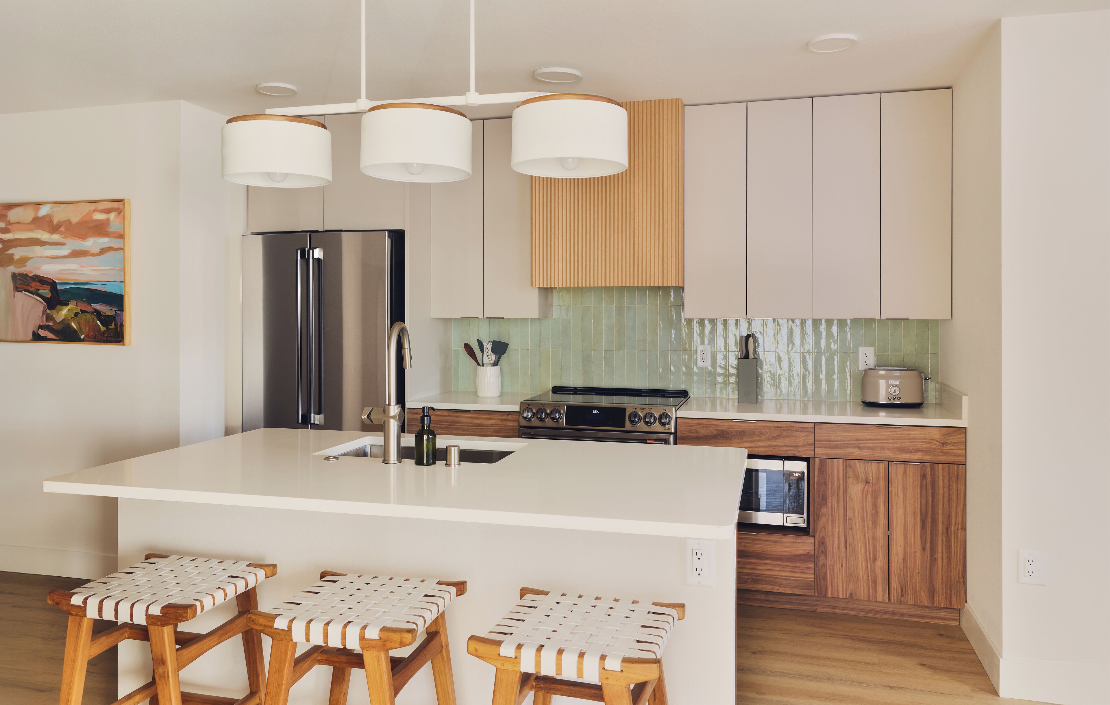 Refrigerador con freezer, microondas, horno, placa de cocina