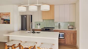 Geladeira grande, micro-ondas, fogão, cooktop