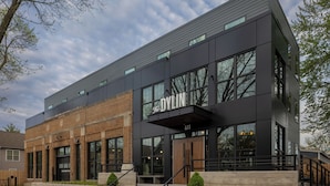 Un bâtiment moderne avec une enseigne indiquant « The DYLIN » et une façade en briques.
