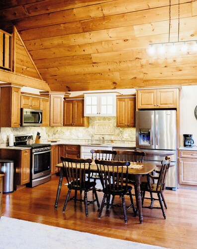 Cozy Pines Log Cabin 2BR+Loft Creekside w/ Hot Tub