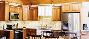 Cozy Pines Log Cabin 2BR+Loft Creekside w/ Hot Tub