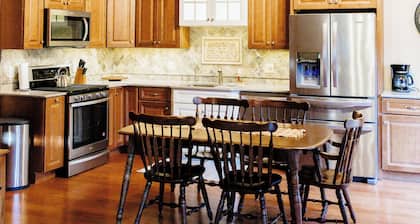 Cozy Pines Log Cabin 2BR+Loft Creekside w/ Hot Tub