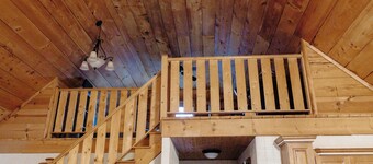 Cozy Pines Log Cabin 2BR+Loft Creekside w/ Hot Tub