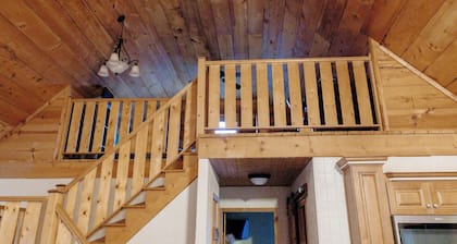 Cozy Pines Log Cabin 2BR+Loft Creekside w/ Hot Tub
