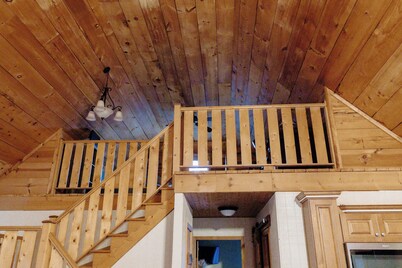 Cozy Pines Log Cabin 2BR+Loft Creekside w/ Hot Tub