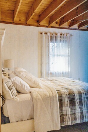 3 bedrooms, free WiFi, bed sheets - Cozy Pines Log Cabin 2BR+Loft Creekside w/ Hot Tub (Mifflinburg)