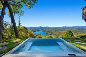 Un bain à remous avec vue sur un lac et des montagnes.