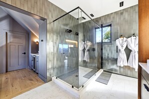 Shower, hair dryer, bidet, towels - The SkyHaüs @ Lake Burton - incredible views, hot tub, 3 grills, & porches. (Tiger)