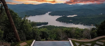 SkyHaüs @Lake Burton - world-class views, infinity hot tub, 3 grills, & porches.