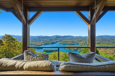 SkyHaüs @Lake Burton - world-class views, infinity hot tub, 3 grills, & porches.