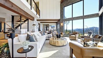 Älytelevisio, takka, kirjoja, stereot