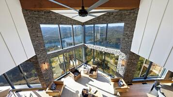 TV connectée, cheminée, livres, chaîne hi-fi