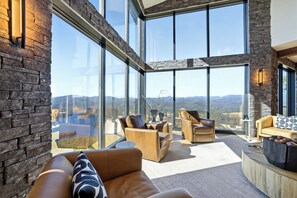 Smart-tv, eldstad, böcker och en stereo