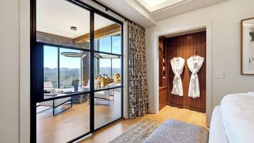 5 bedrooms, desk, iron/ironing board, travel crib