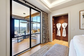 5 Schlafzimmer, Schreibtisch, Bügeleisen/Bügelbrett, Reisekinderbett