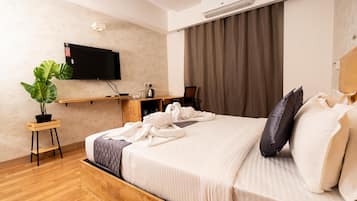 Executive Double Room | Bathroom | Shower, towels, soap, shampoo