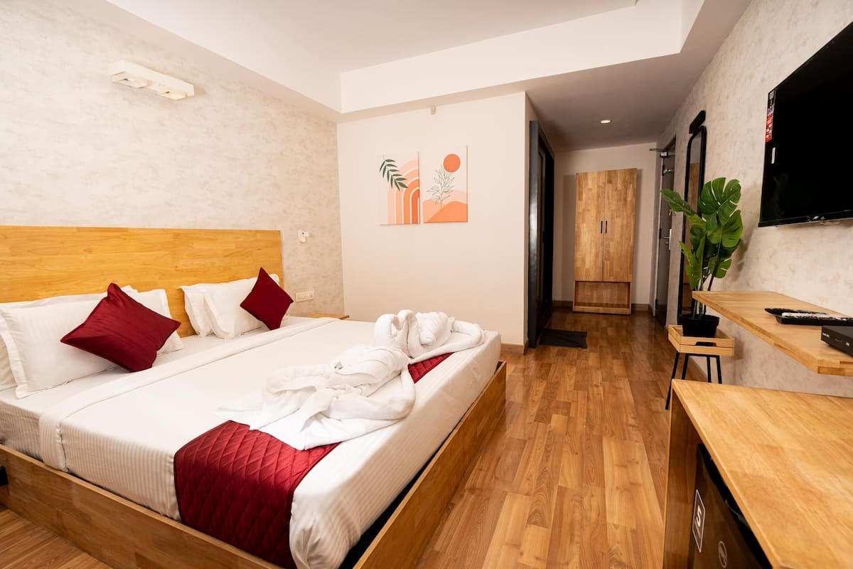 Premium bedding, minibar, desk, free WiFi