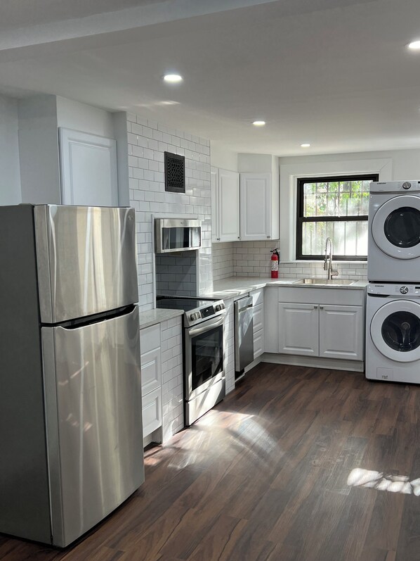 冷蔵庫、電子レンジ、オーブン、コンロ