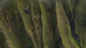 Un paysage montagneux, avec une végétation verdoyante et une vallée.