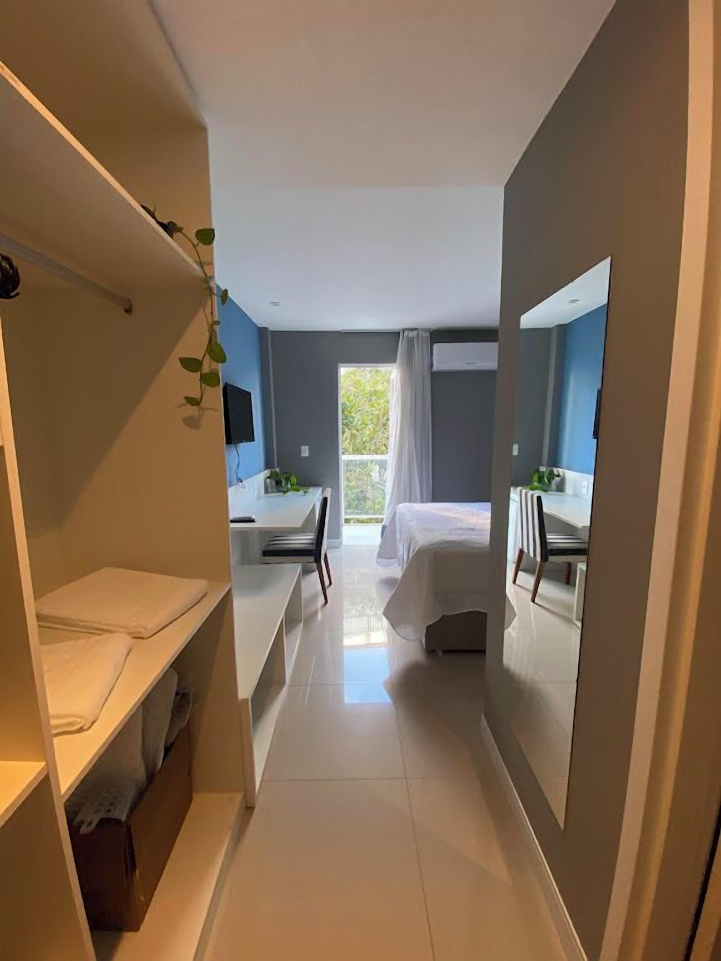 خزنة داخل الغرفة ومكتب ومساحة عمل للكمبيوتر المحمول وستائر تعتيم