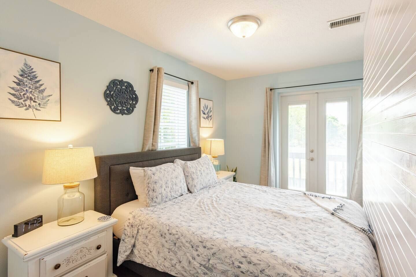 Schreibtisch, Bügeleisen/Bügelbrett, Reisekinderbett, kostenloses WLAN