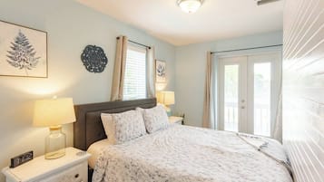 Skrivebord, strykejern/-brett, reiseseng for barn og wi-fi (inkludert)