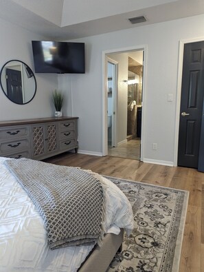 5 slaapkamers, een bureau, een strijkplank/strijkijzer, reisbedje