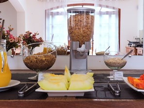 Café da manhã com pratos da culinária local grátis todos os dias