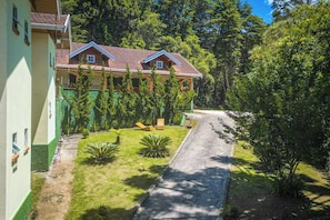 Interior entrance - Pousada Vila Floratta by Concavus (Campos do Jordão)