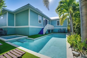 Et toetagers hus med swimmingpool, trapper og en patio.
