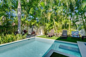 Een verwarmd zwembad