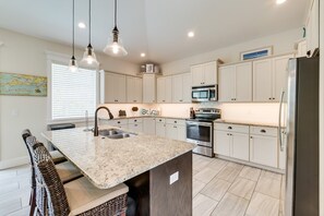 Een koelkast, een magnetron, een oven, een kookplaat