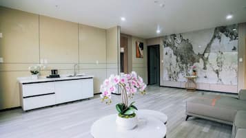 Deluxe Suite, Balcony, Hill View | Living area