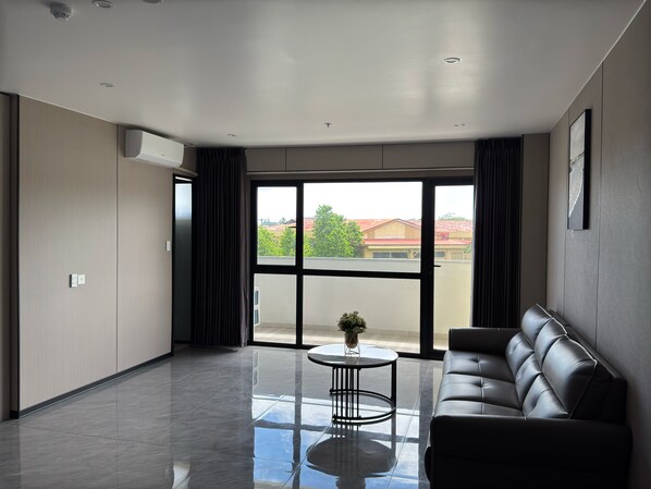 Minibar, free WiFi, bed sheets