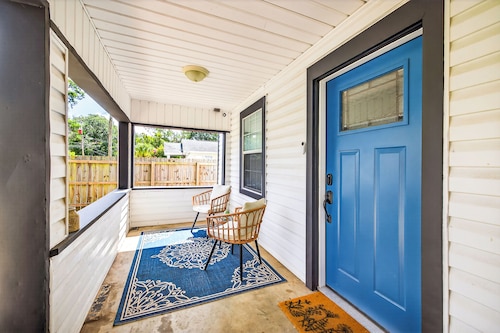 Bungalow mins from College/Mid/Down-towns