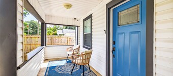 Bungalow mins from College/Mid/Down-towns