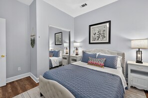 3 bedrooms, desk, iron/ironing board, free WiFi