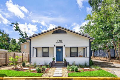 Bungalow mins from College/Mid/Down-towns