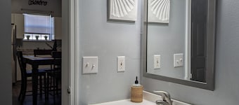 Quaint Bungalow mins from FSU/Mid/Downtown
