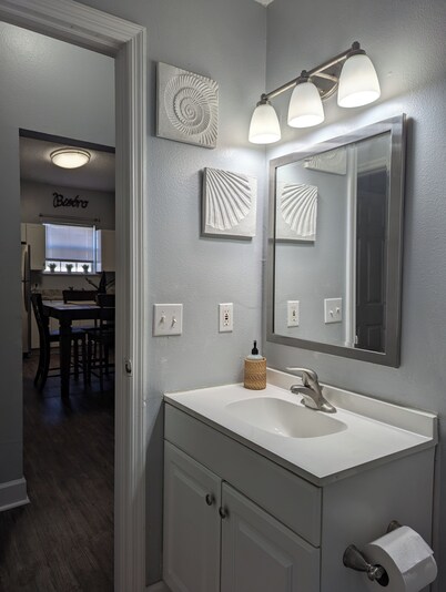 Quaint Bungalow mins from FSU/Mid/Downtown