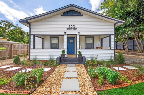 Bungalow mins from College/Mid/Down-towns