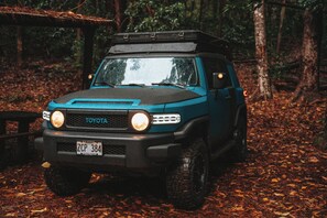 Property grounds - Fully Decked Lifted 4WD Blue FJ Cruiser! (Kapaʻa)