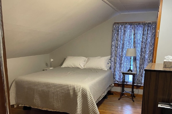 2 slaapkamers, een bureau, reisbedje, wifi